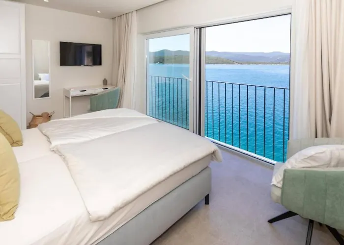 Mediterranean Next To Sea * クレック